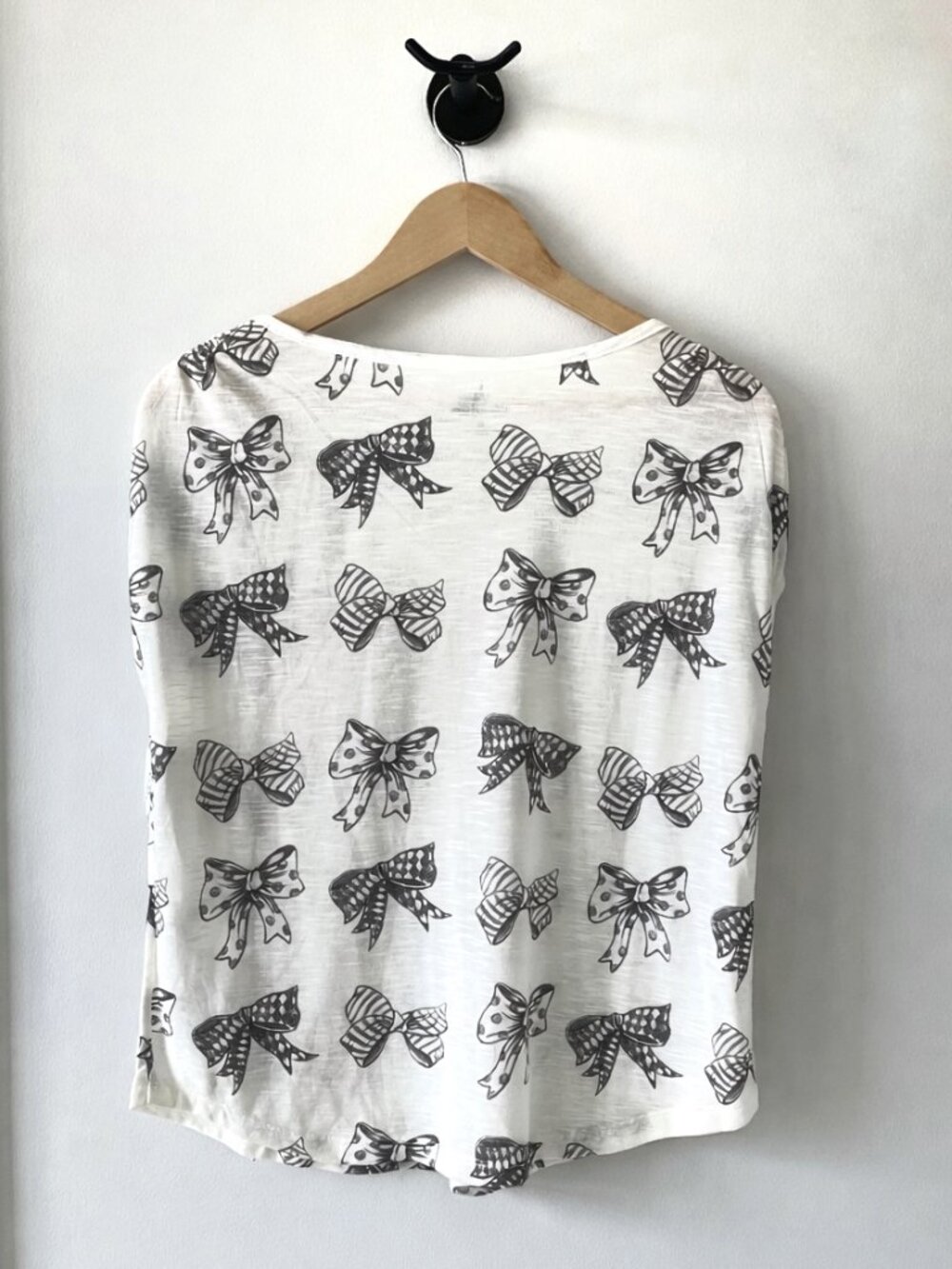 Disney Parks Bow Print Tee | NWT | Women’s Medium | Poly/Rayon Blend - Picture 2 of 8
